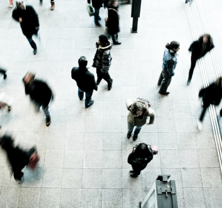 Pessoas caminhando em local público