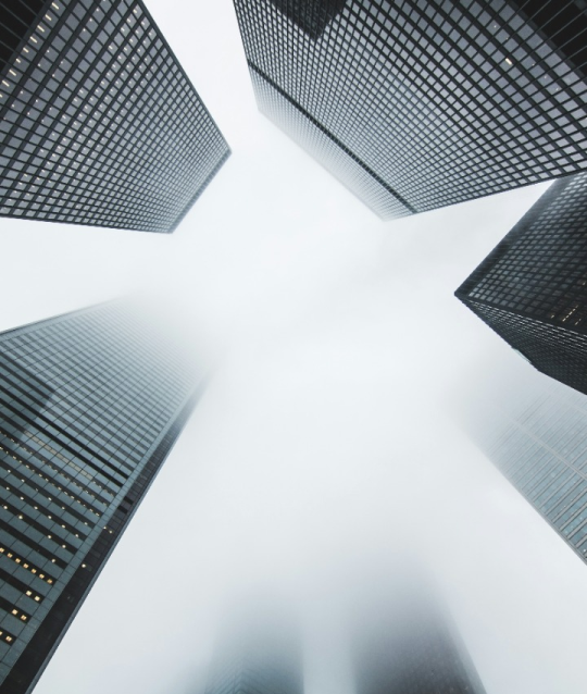 Arranhas céus com céu cinza